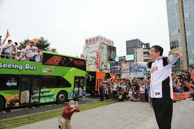  台南市長黃偉哲興奮表示，睽違了七年，終於又看到統一獅獲得職棒年度總冠軍！